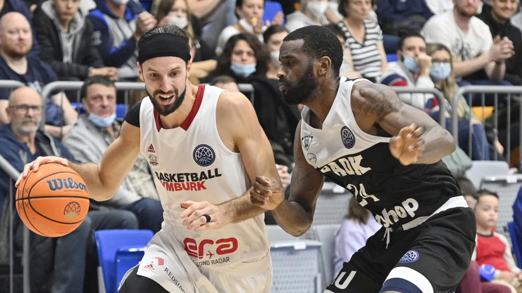 Nymburský Vojtěch Hruban proti Marvinu Jonesovi z PAOK Soluň