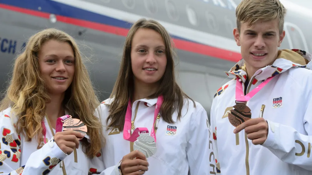 Amálie Hilgertová (vlevo) s bronzem z OH mládeže
