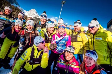 Markéta Davidová s českým týmem a zlatou medailí po sprintu v Anterselvě