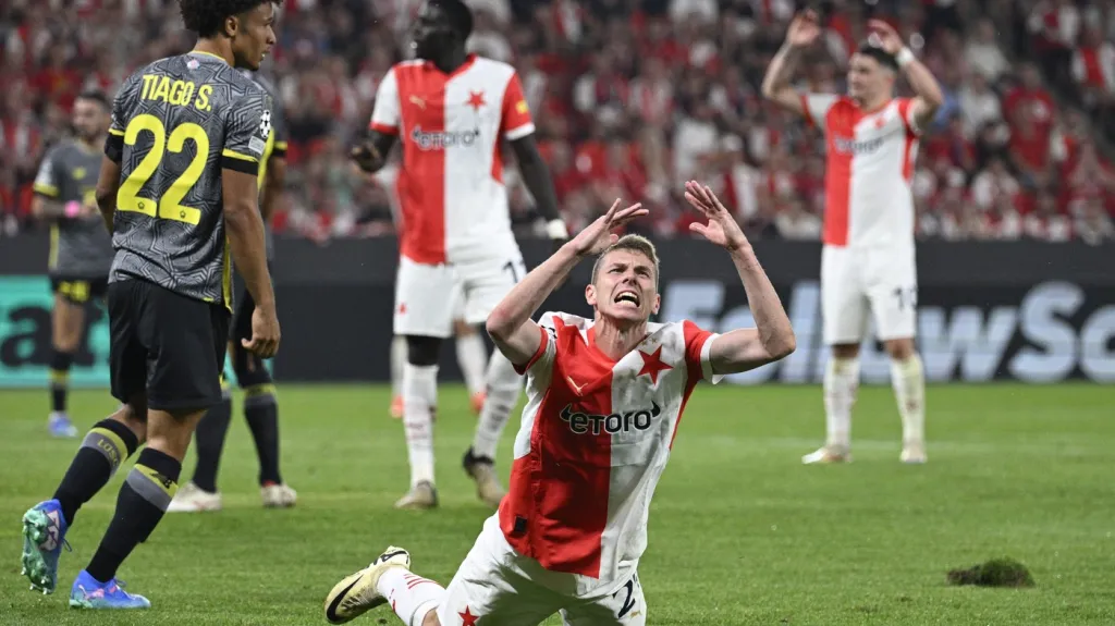Záložník Slavie David Douděra v utkání s Lille