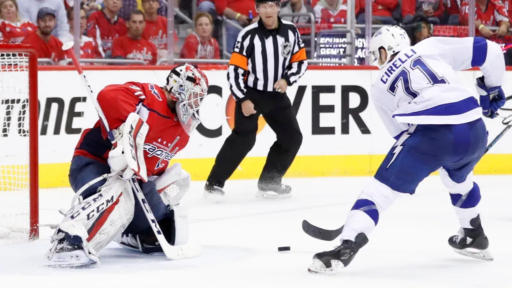 Brankář Braden Holtby (vlevo) v utkání proti Tampě Bay nepustil gól