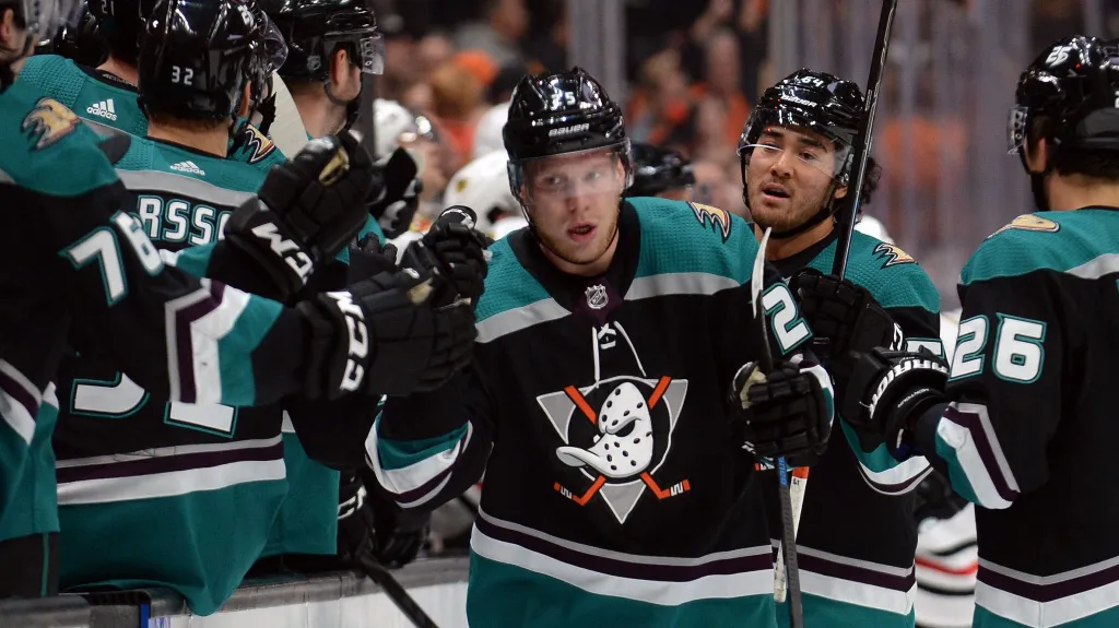 Ondřej Kaše (uprostřed) slaví se spoluhráči z Anaheimu gól