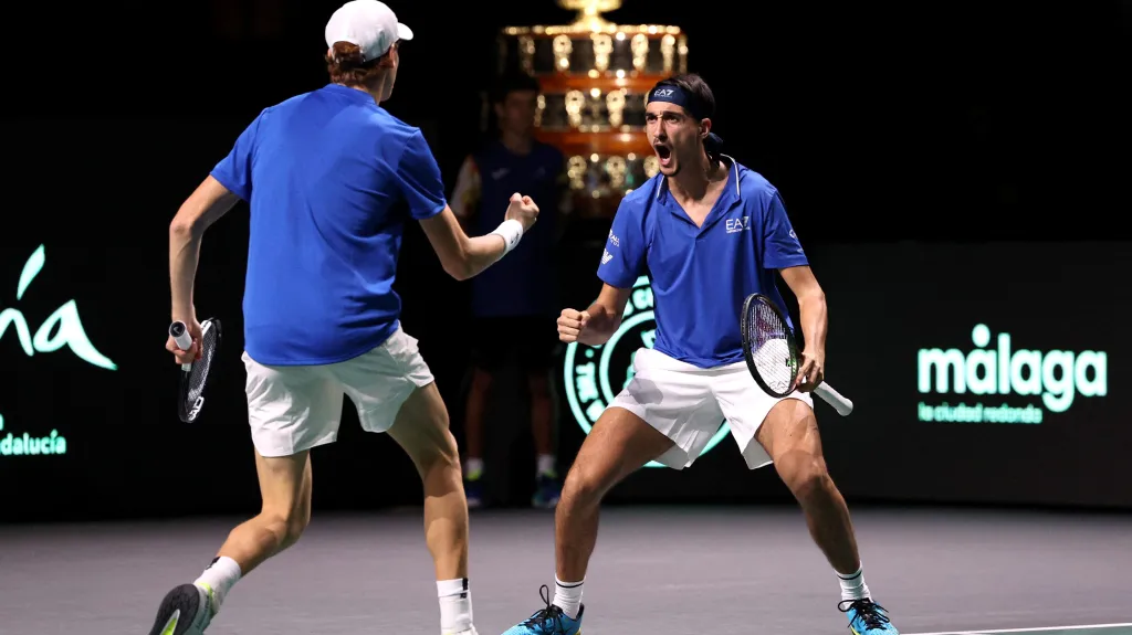 Italští tenisté Jannik Sinner a Lorenzo Sonego