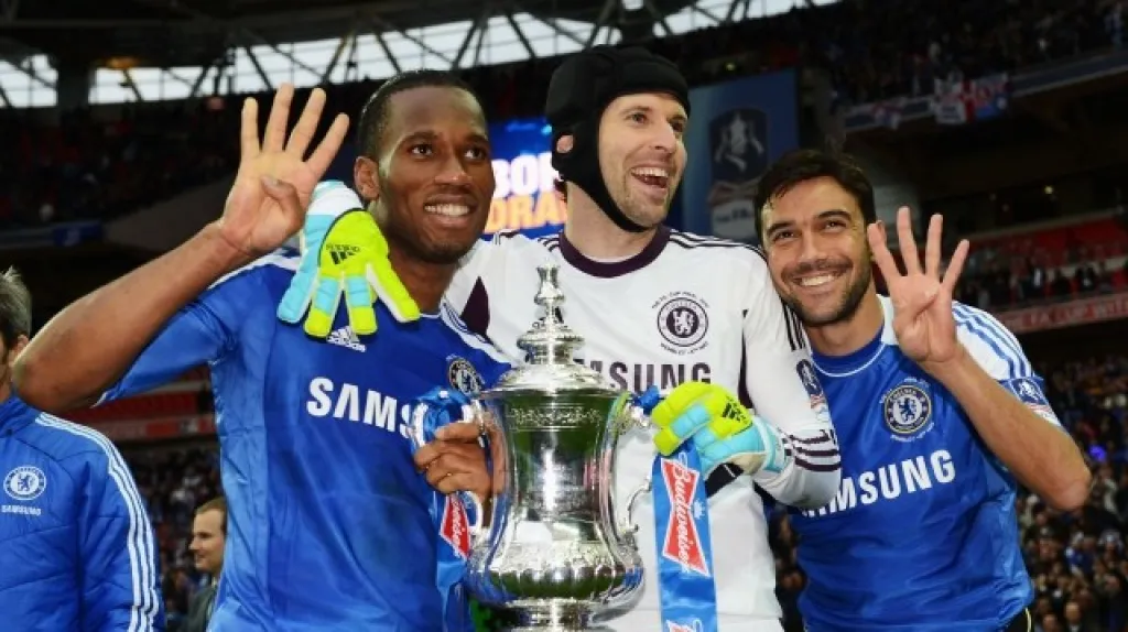 Petr Čech s pohárem