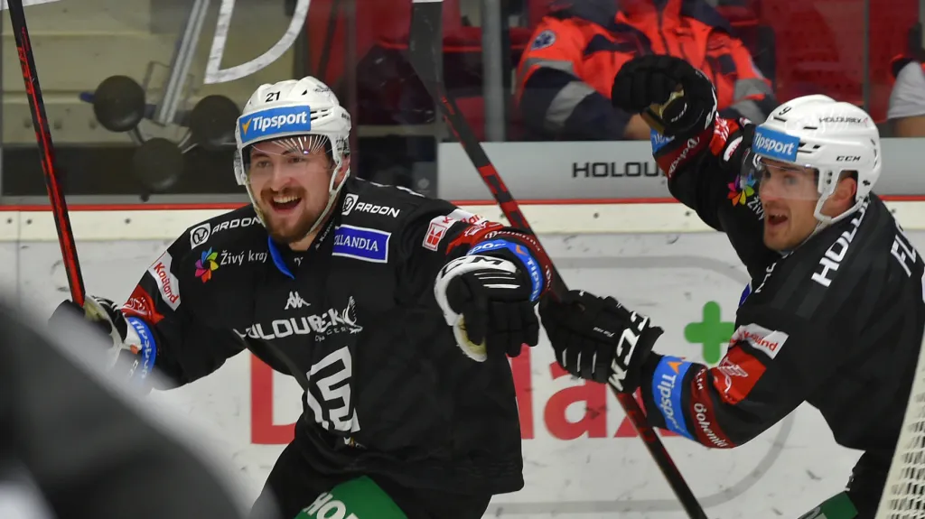 Karlovarský útočník Jiří Černoch (vlevo) slaví gól