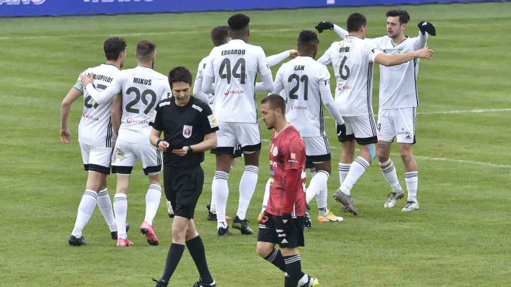 Fotbalisté Karviné se radují z gólu proti Českým Budějovicím