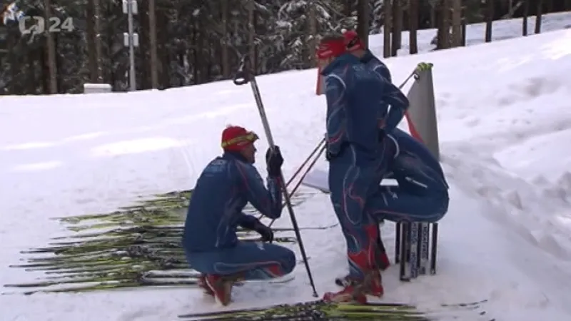 Servismani ladí lyže na biatlon v Novém Městě