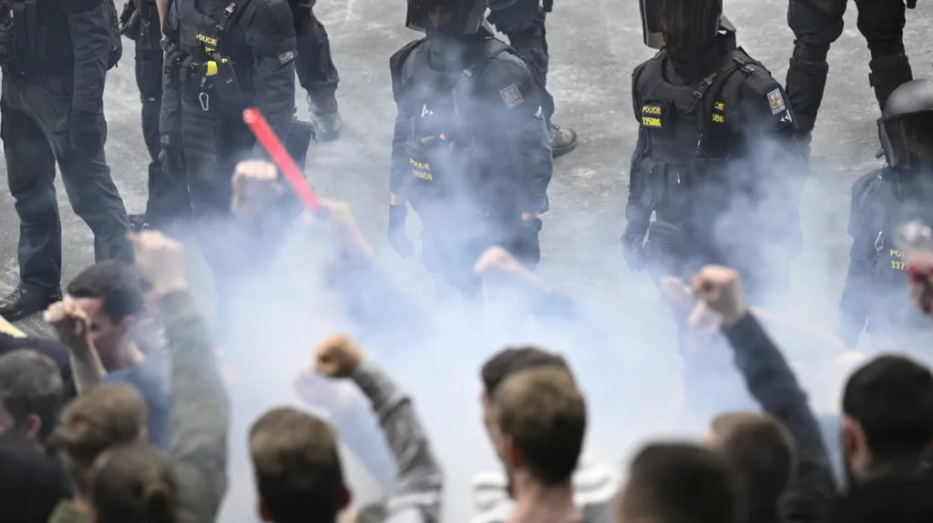 Cvičení policejních pořádkových jednotek v O2 areně před MS v hokeji