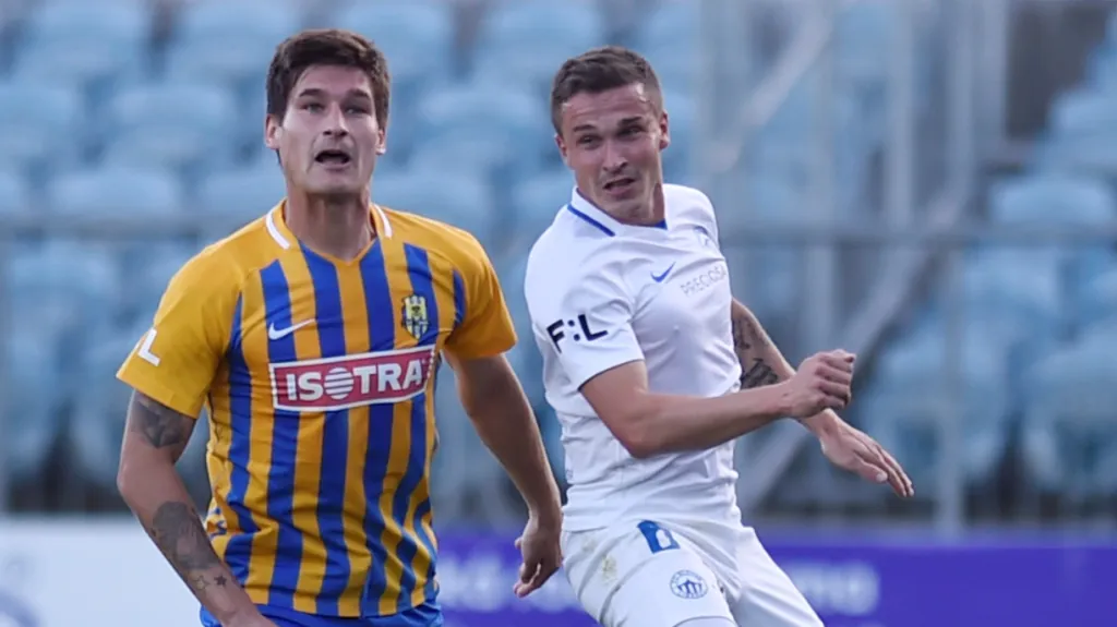 Jaroslav Svozil v dresu Opavy v souboji s libereckým Tomášem Malinským