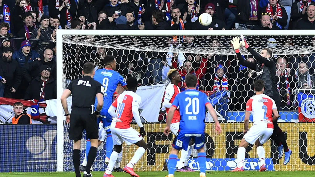 Brankář Ondřej Kolář ze Slavie chytá míč ve šlágru v Plzni