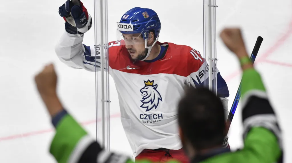 Český útočník Jan Kovář slaví gól ve čtvrtfinále MS