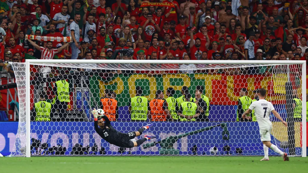 Portugalec Diogo Costa chytá penaltu Benjaminu Verbičovi ze Slovinska