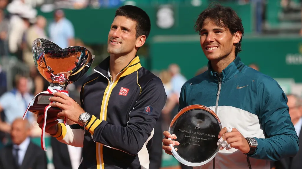 Novak Djokovič a Rafael Nadal s trofejemi po finále turnaje série Masters v Monte Carlu