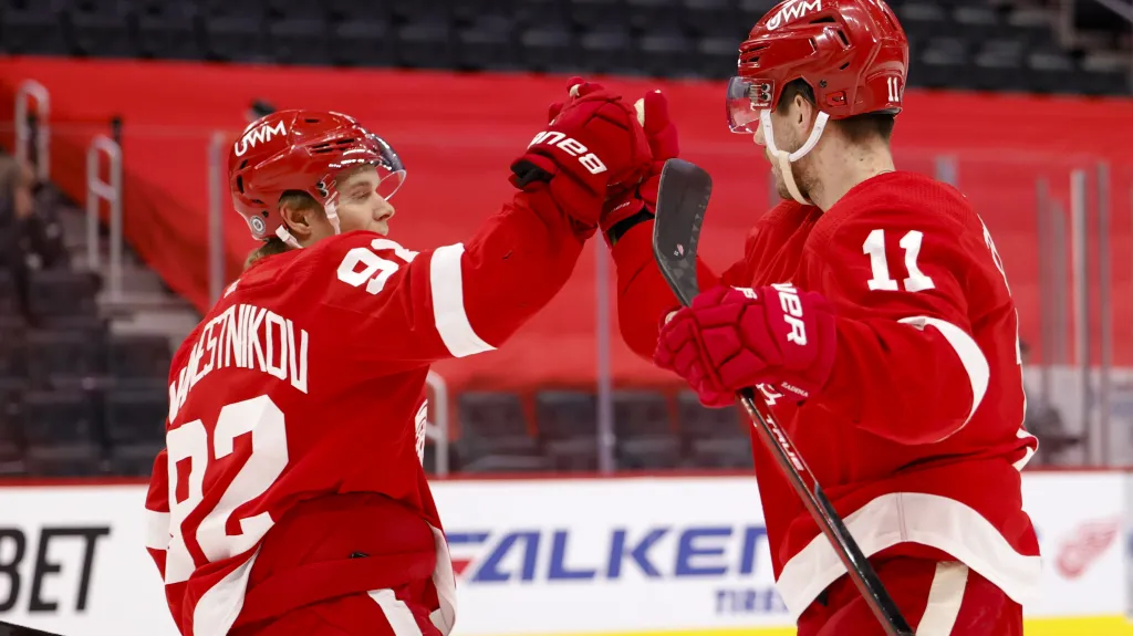 Filip Zadina (vpravo) z Detroitu oslavuje gól v NHL