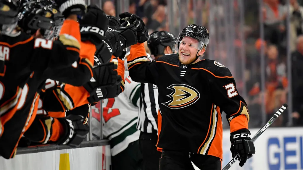 Ondřej kaše se raduje se spoluhráči z Anaheimu