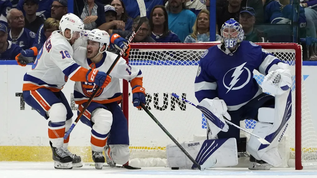 Mathew Barzal slaví trefu do sítě Tampy Bay
