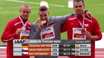 Medailový ceremoniál oštěpařů za účasti Vadlejcha s Frydrychem