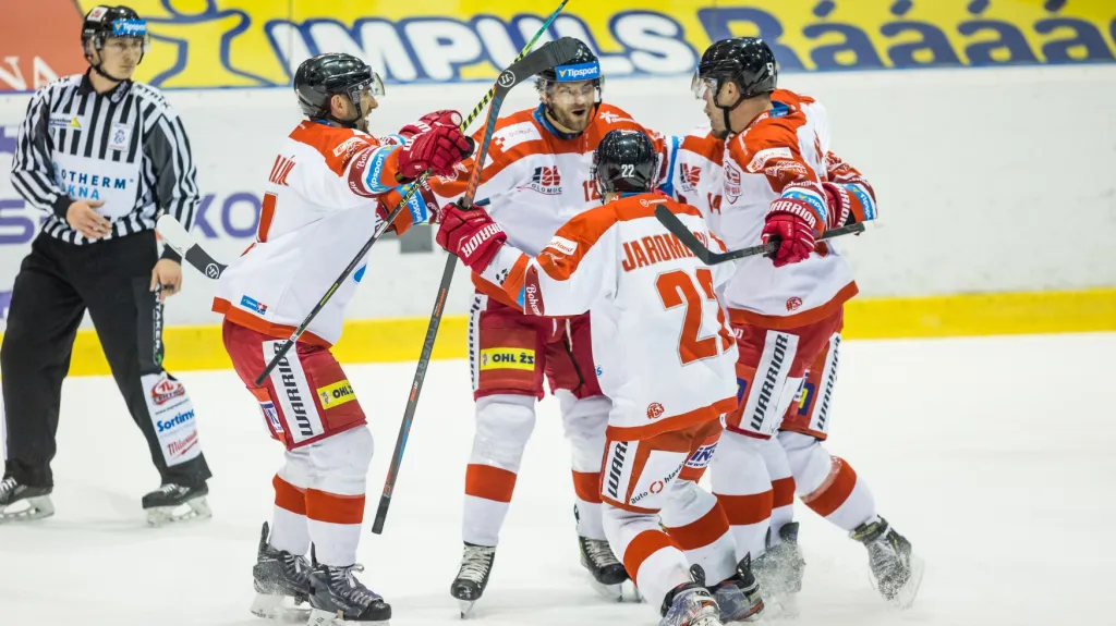 Hokejisté Olomouce oslavují gól v utkání proti Zlínu