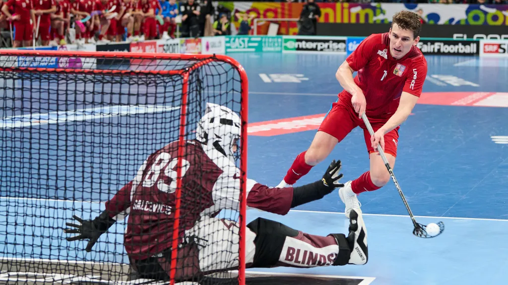 Marek Beneš překonává lotyšského brankáře z trestného střílení