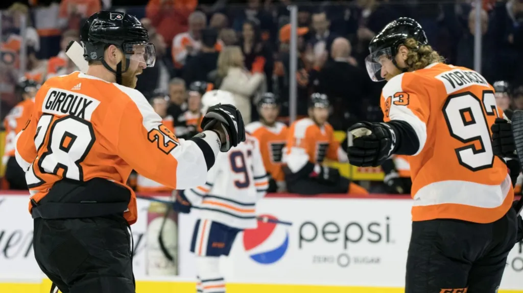 Claude Giroux s Jakubem Voráčkem z Philadelphie se radují