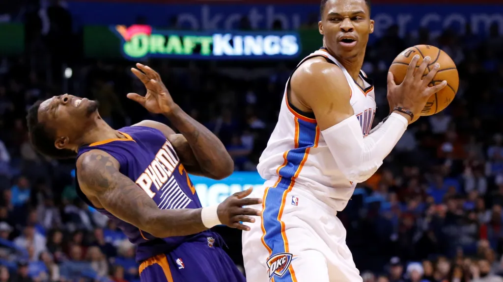 Russell Westbrook (vpravo)