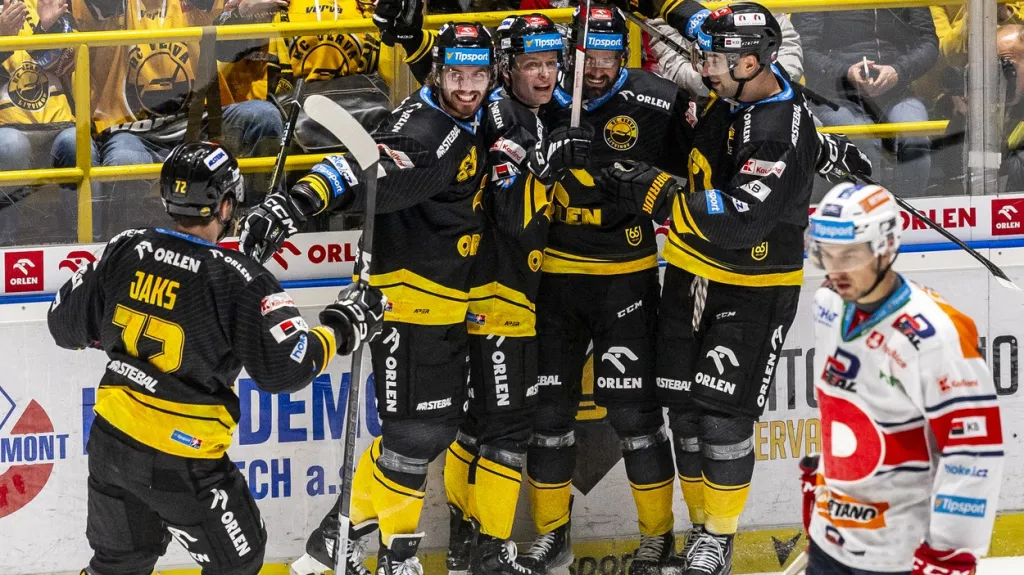 Hráči Litvínova se radují v utkání proti Pardubicím