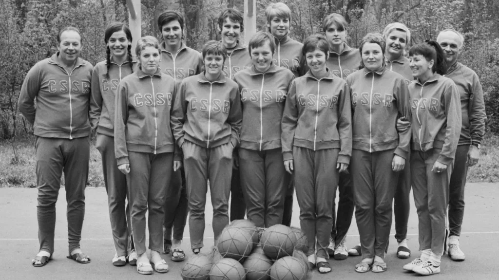 Čs. reprezentantační družstvo basketbalistek pro MS 1971 (Jindrová dole druhá zprava)