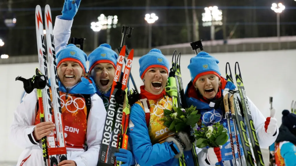 Rozesmáté kvarteto ruských biatlonistek na olympijských hrách v Soči se raduje ze zisku stříbrných medailí