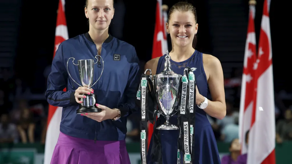 Petra Kvitová a vítězka Turnaje mistryň Agnieszka Radwaňská po finálovém zápase