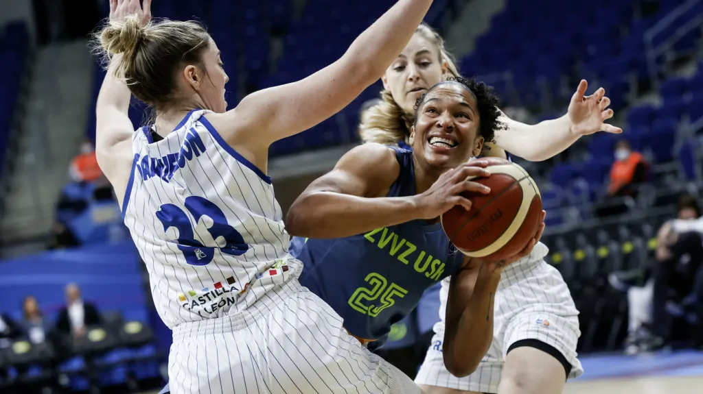 Alyssa Thomasová z USK mezi hráčkami Salamancy