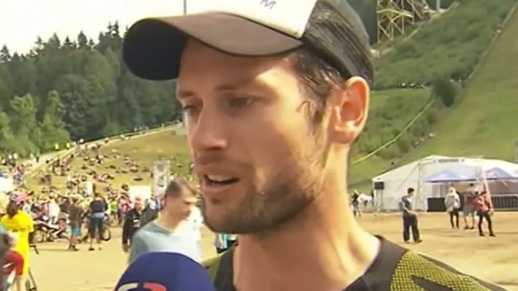 Harrachovský výběh do skokanského můstku zdolal i lyžař Kožíšek