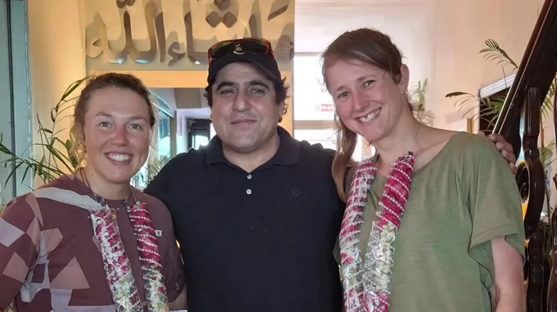 Laura Dahlmeierová (vlevo) a její horolezecká partnerka Marina Kraussová před výstupem