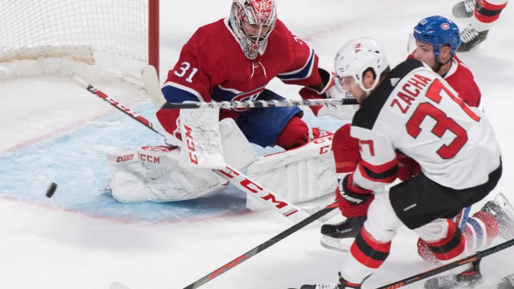 Pavel Zacha doráží na brankáře Careyho Price z Montrealu