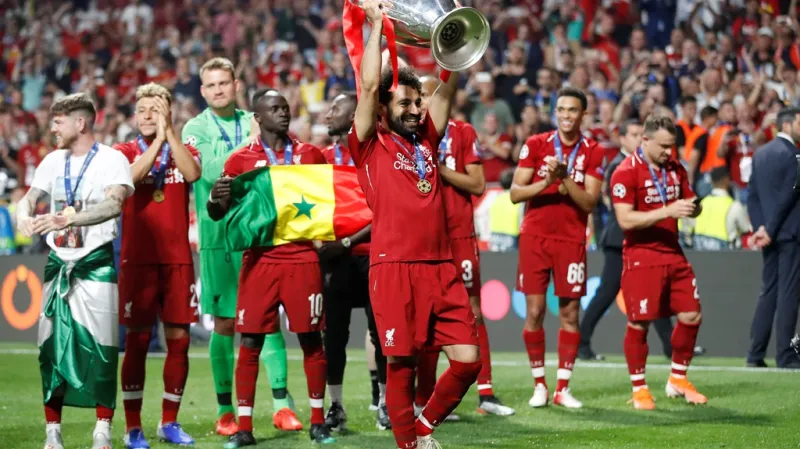 Mohamed Salah z Liverpoolu s trofejí pro vítěze Ligy mistrů