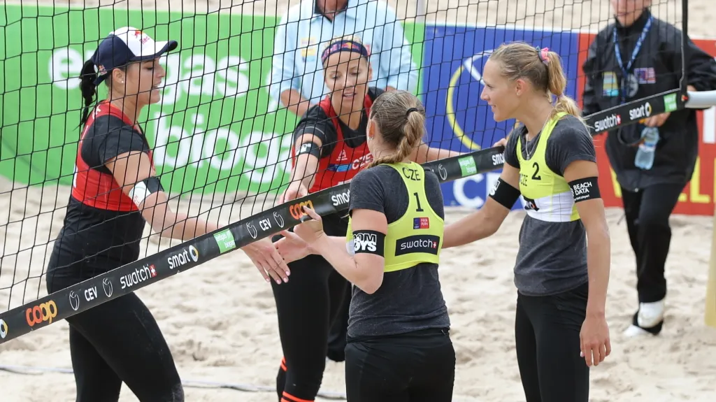 Barbora Hermannová a Markéta Sluková (v červeném) po vítězství nad Kristýnou Kolocovou a Michalou Kvapilovou