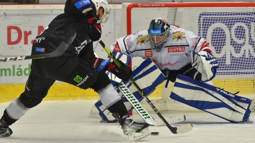 Kladenský brankář Landon Bow čelí karlovarskému útoku