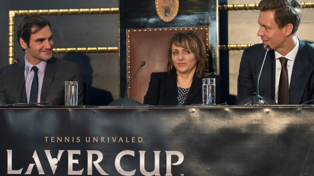 Federer (vlevo) a Berdych (vpravo) během tiskové konference