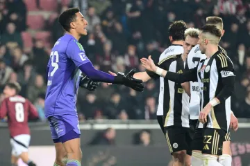 Brankář Colin Andrew přijímá gratulace od spoluhráčů v utkání se Spartou