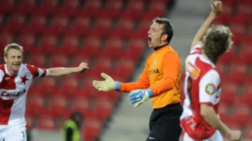 Brankář Sparty Jaromír Blažek po gólu