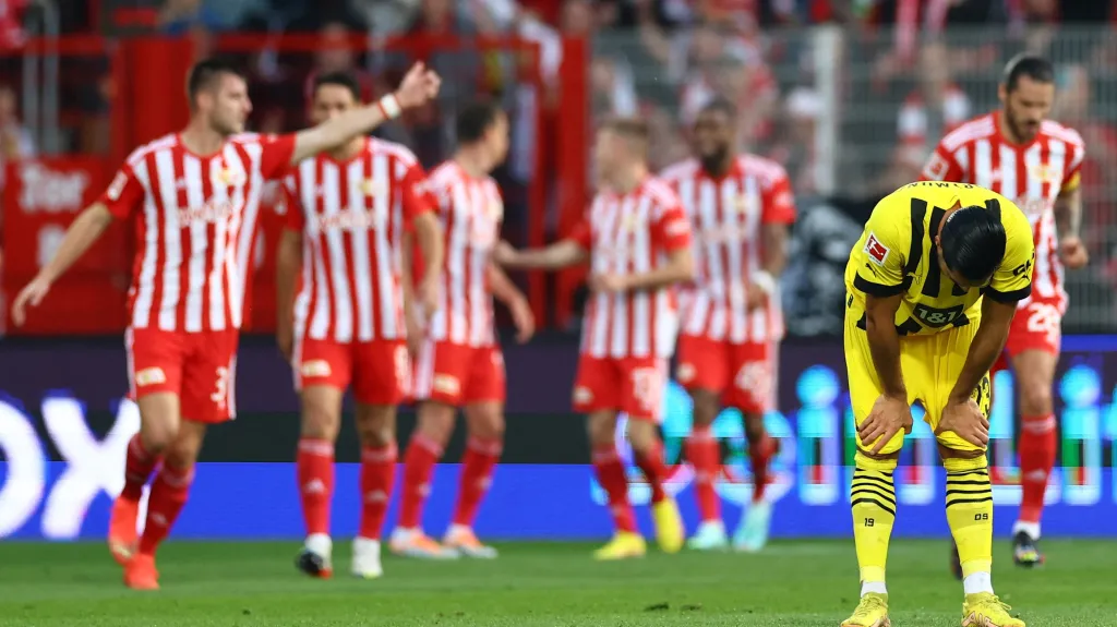 Fotbalisté Unionu Berlín se radují z gólu v síti Dortmundu