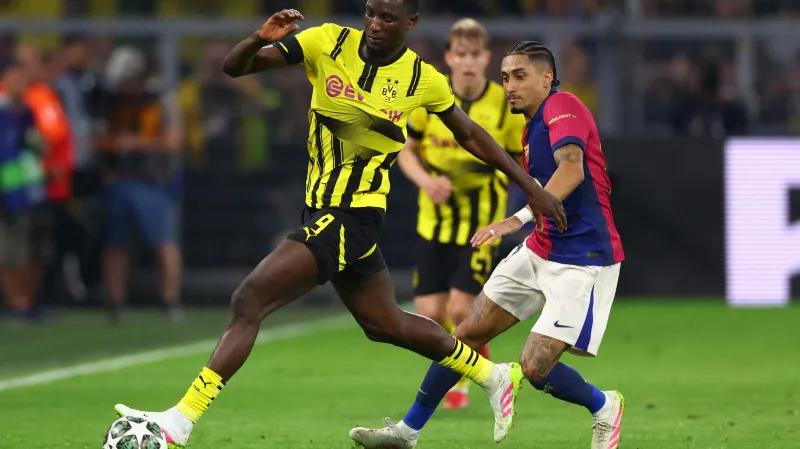 Serhou Guirassy v zápase s Barcelonou