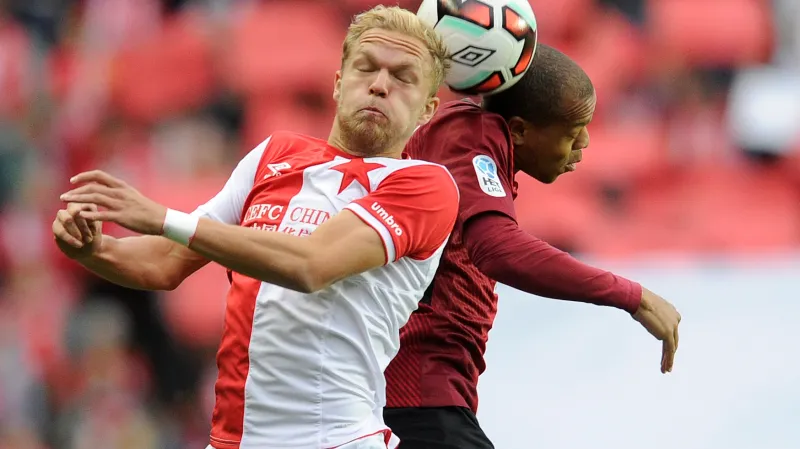 Hlavičkový souboj mezi Mickem van Burenem ze Slavie (vlevo) a Jonathanem Biabianym ze Sparty