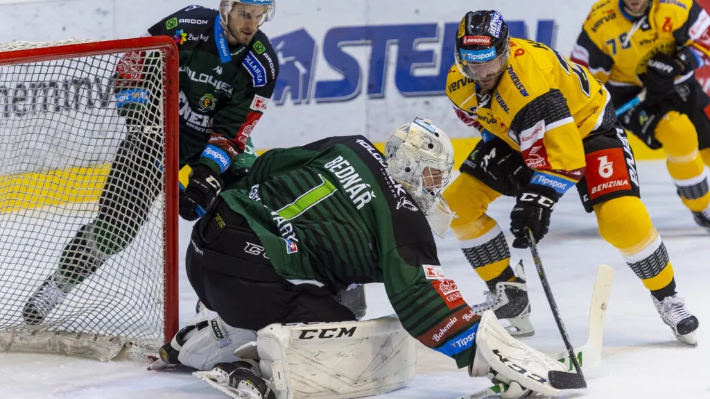 Litvínovský forvard Viktor Hübl se snaží zaskočit Jana Bednáře