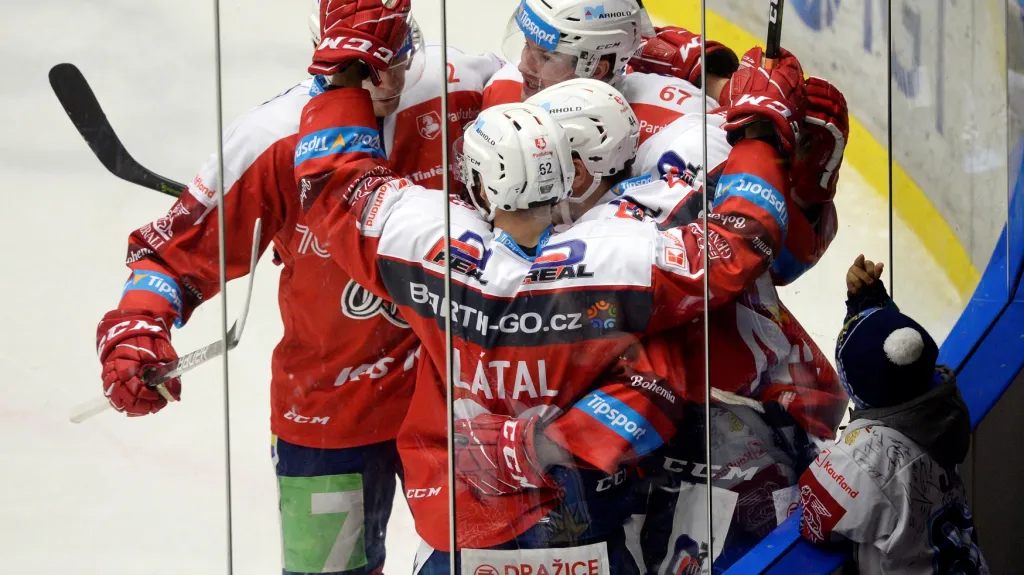 Radost pardubických hráčů z gólu na ledě Kladna