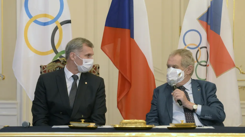 Předseda ČOV Jiří Kejval s prezidentem Milošem Zemanem při podpisu přihlášky do Pekingu