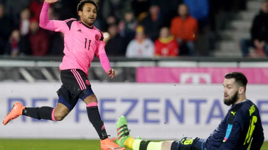 Skot Ikechi Anya překonává Tomáše Koubka v brance české reprezentace