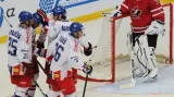 Čeští hokejisté se radují po vstřeleném gólu