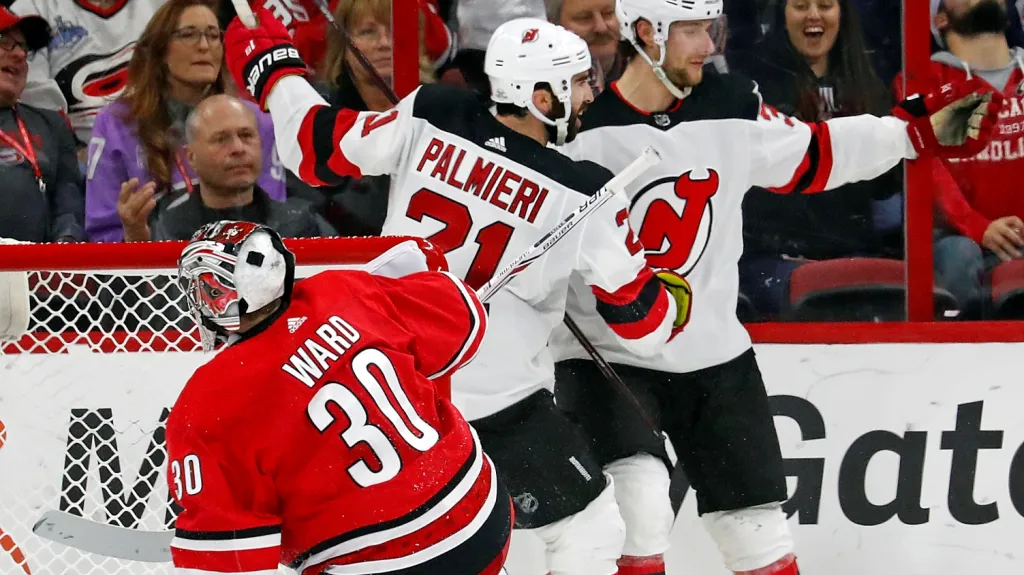 Útočník New Jersey Pavel Zacha (vpravo) se raduje z gólu v utkání proti Carolině