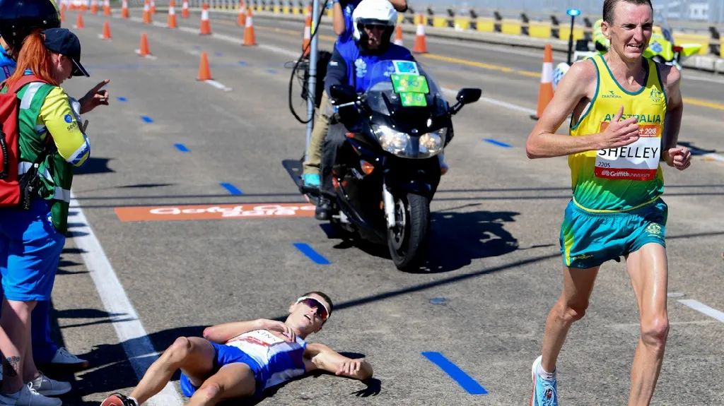 Kolaps Calluma Hawkinse před cílem maratonu