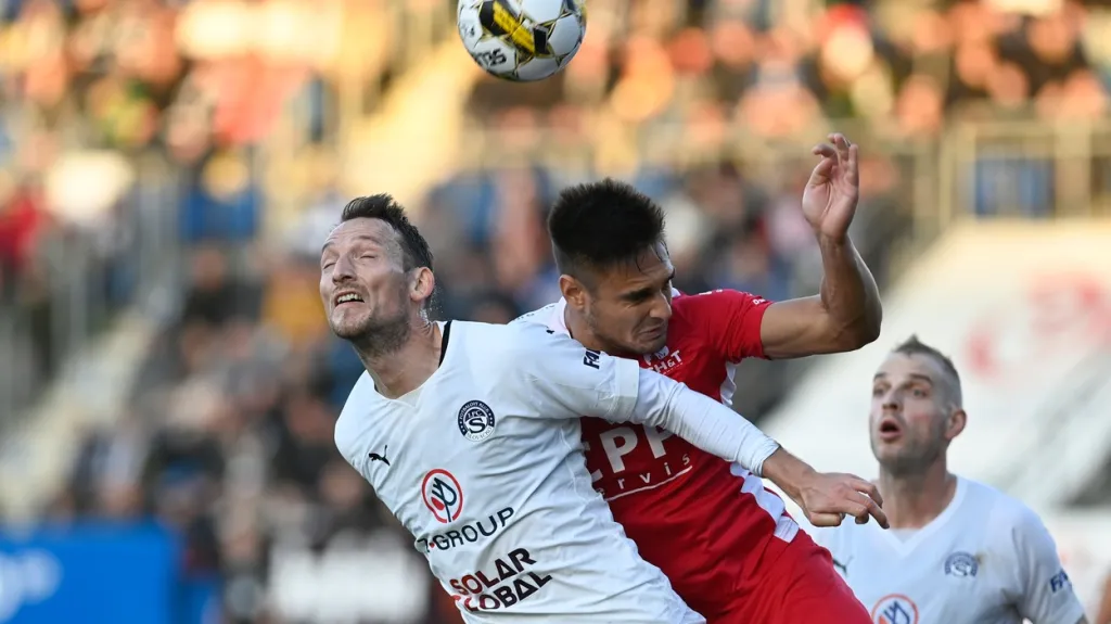 Libor Kozák ze Slovácka (vlevo) v souboji s pardubickým Martinem Chlumeckým